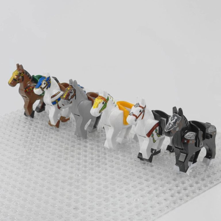 Medieval Knights Horses and Mounts Block Figures