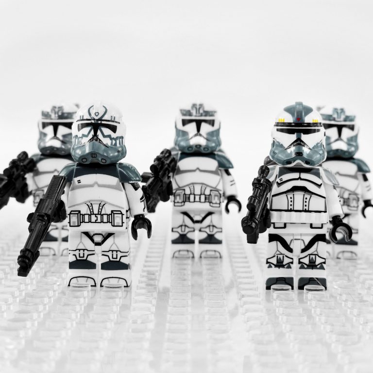 Space War Theme Wolfpack Clones With Commander Wolffe and Comet Block Figures Set
