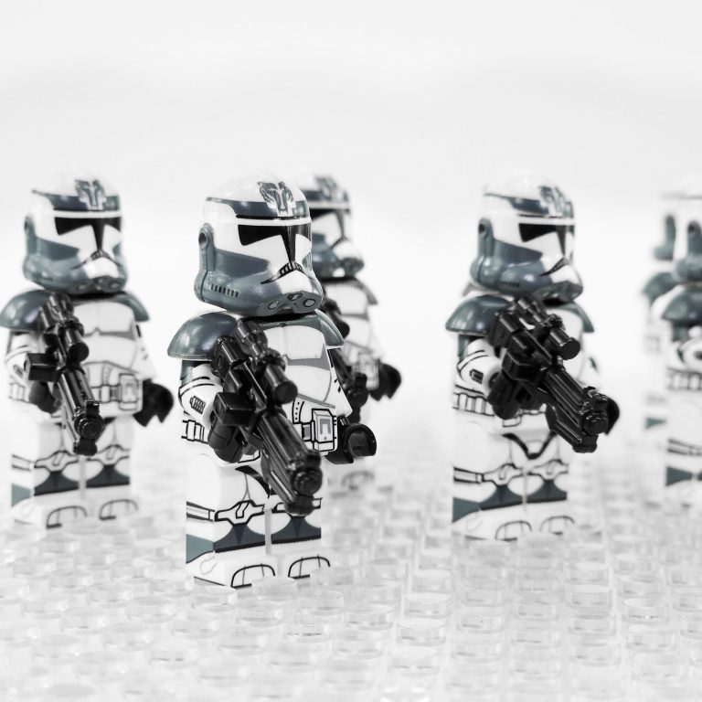 Space War Theme Wolfpack Clones With Commander Wolffe and Comet Block Figures Set